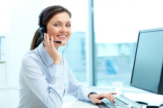 atendente de call center fazendo chamadas