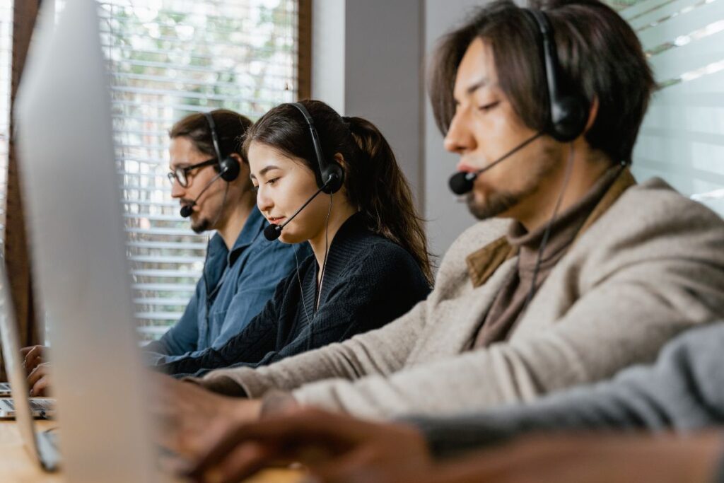 equipe de atendentes aplicando o atendimento consultivo, reativo e proativo em call center