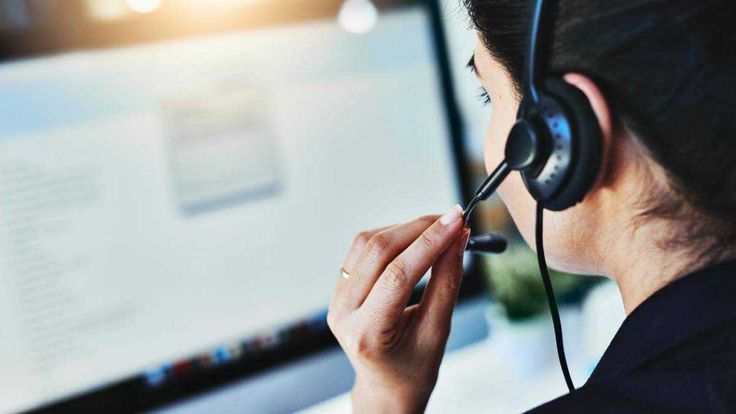 atendente de call center fazendo uma chamada com o código 0303 