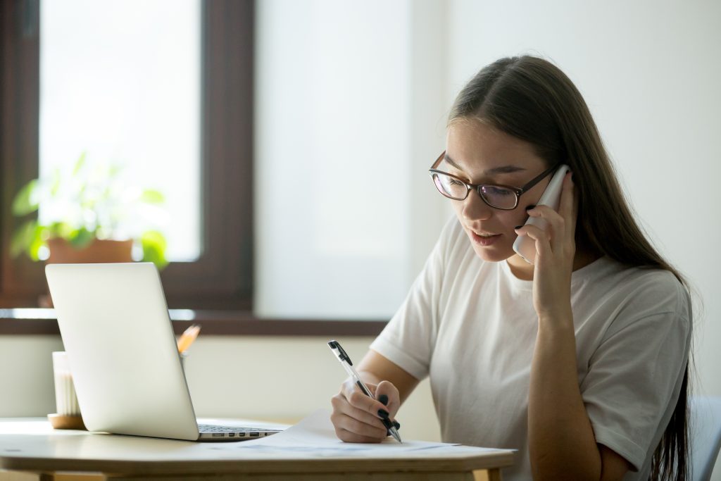 mulher anotando informações nos vários tipos de chamadas