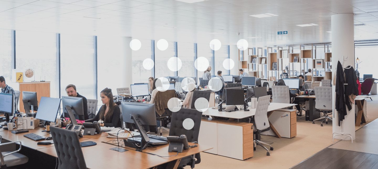 equipe de atendentes usando a lei do Call Center