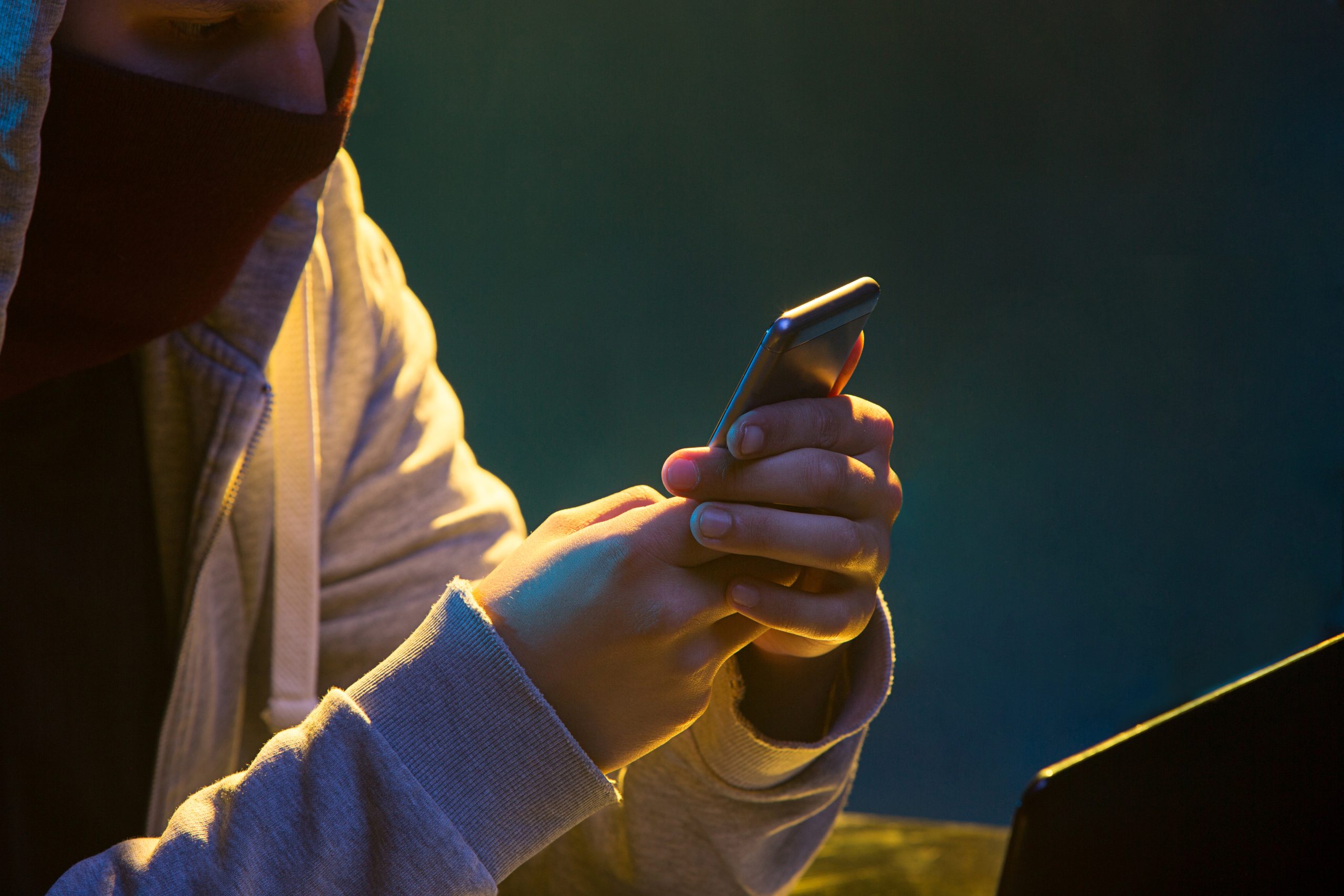 hacker roubando informações pelo celular para executar CallerID Spoofing