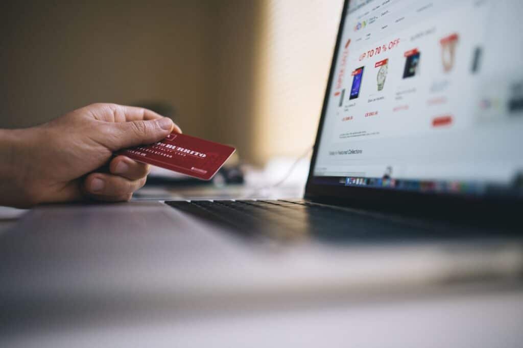 cliente ideal definido no Outbound Sales fazendo compras online 
