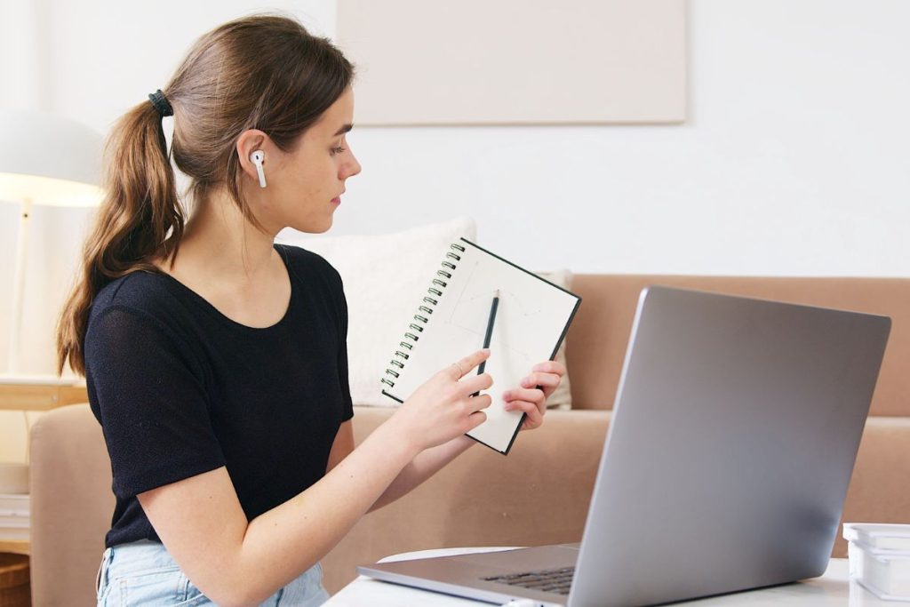 Mulher ensinando equipe sobre as principais queixas do atendimento e como superá-las