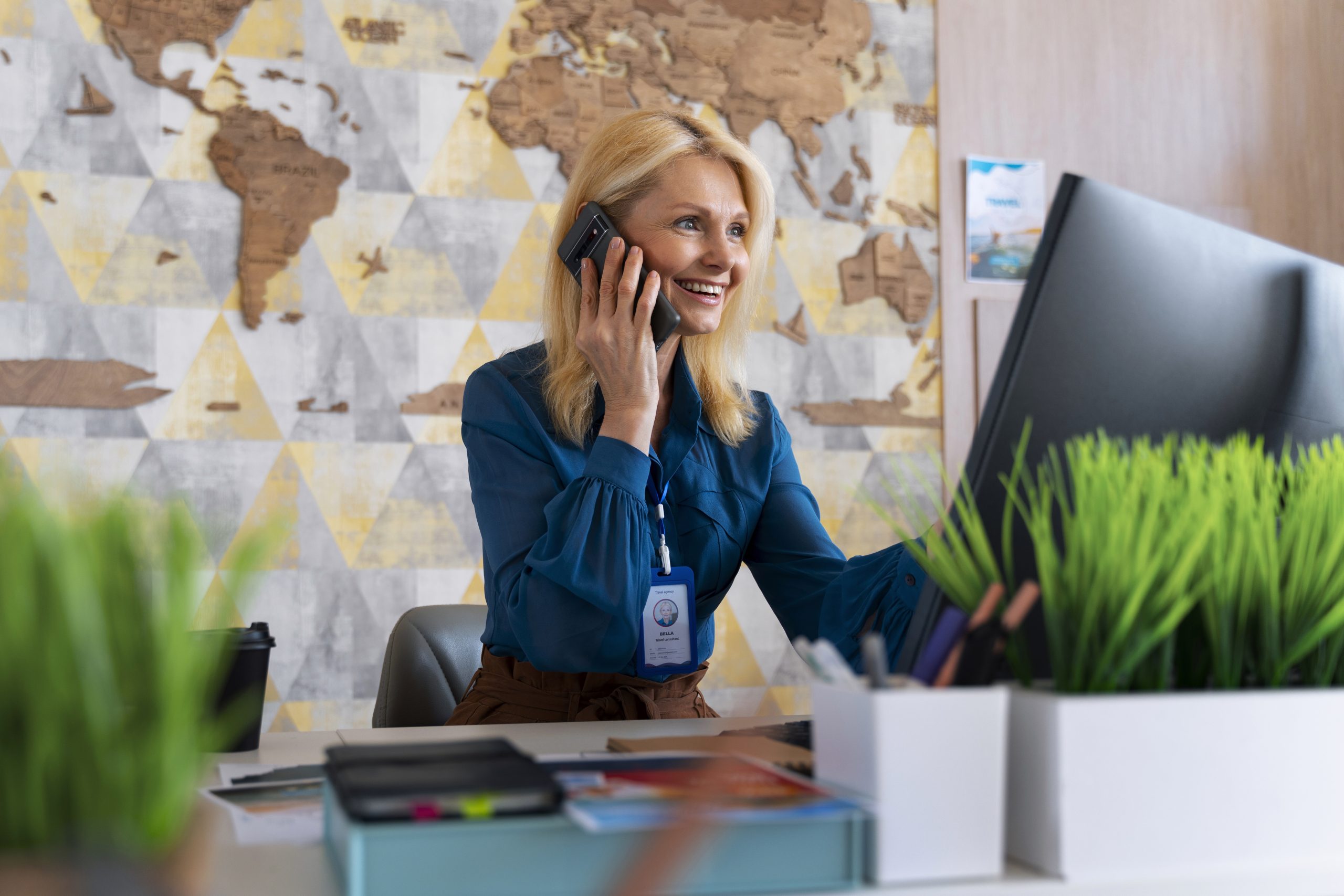 Agente de viagem atendendo cliente usando sistema de telefonia VoIP da Fale Vono, destacando a eficiência da solução