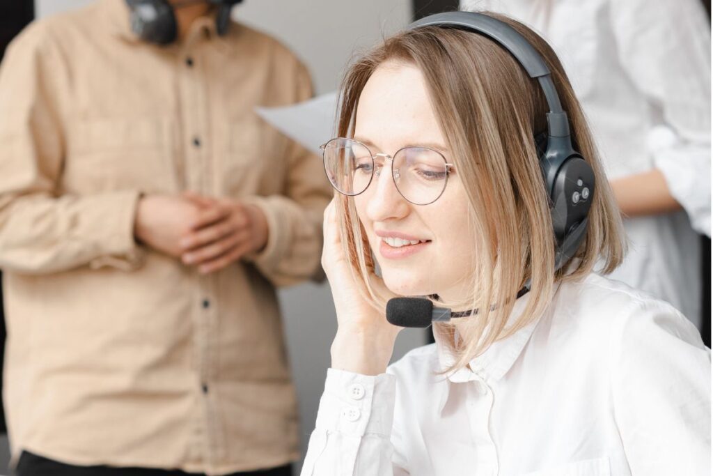 atendente usando técnicas de abordagem ao cliente em ligação telefônica