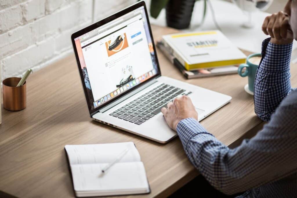 empresário usando o SIP Trunk pelo computador